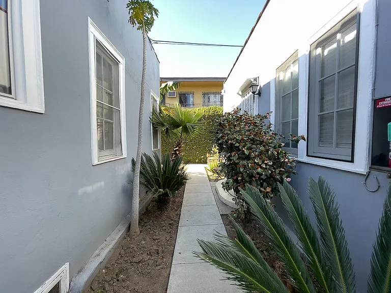 1020 N Kingsley Dr — Photo 11