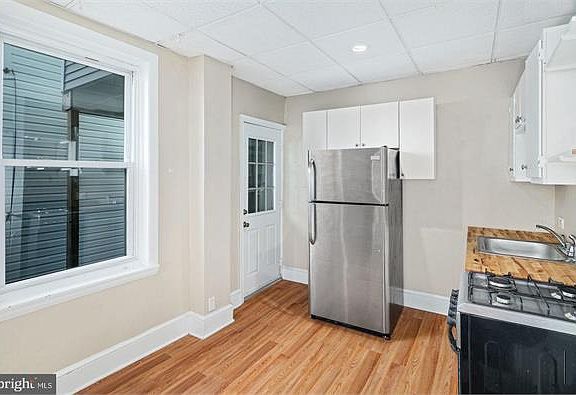 2nd image of 430 E Flora St