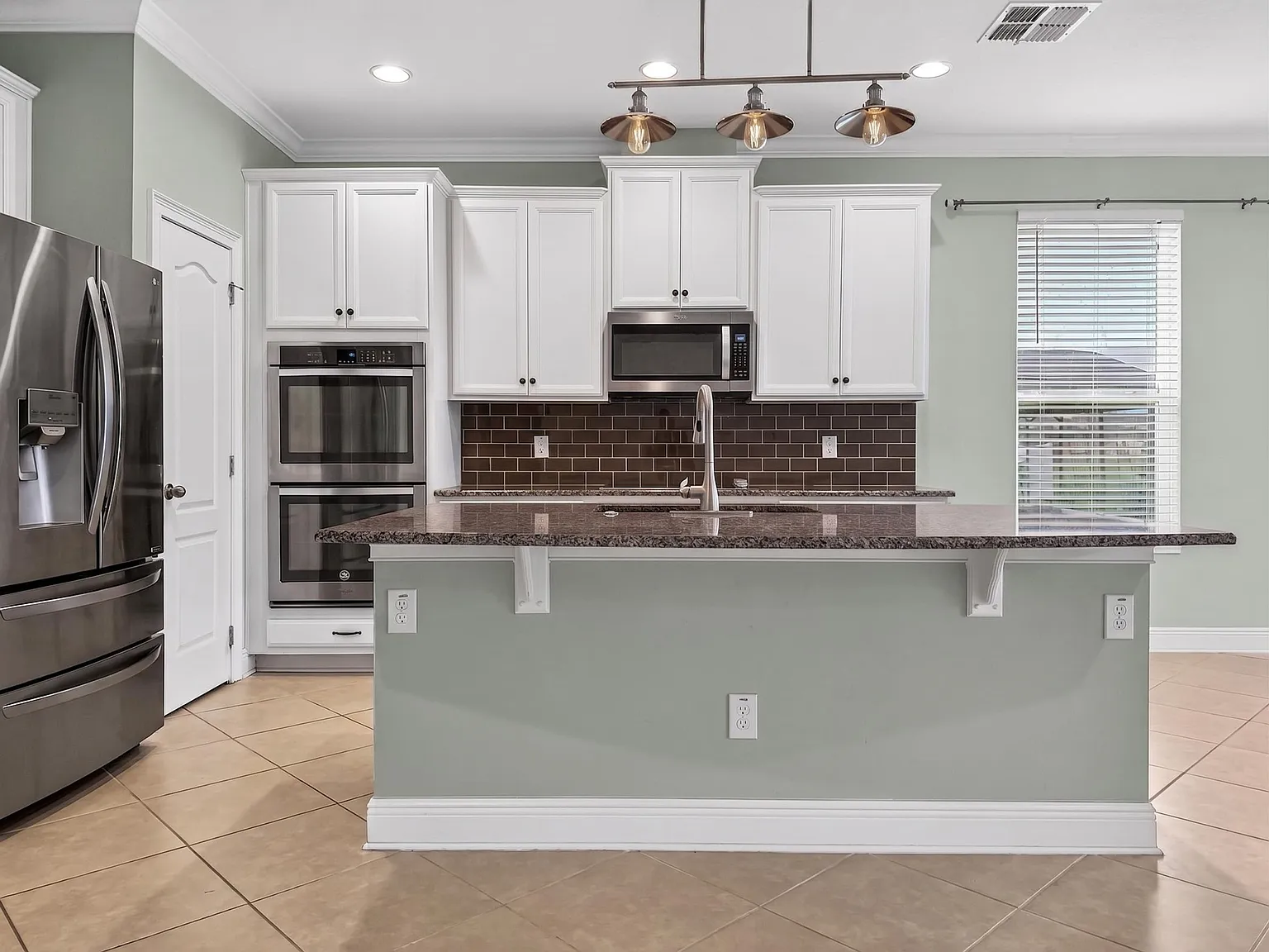3 bed, 2190 sqft, $2,600 — Photo 2