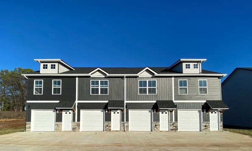 1039 Glenkirk Drive - D — Photo 1