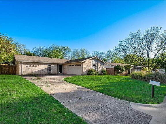 3rd image of 906 Moorhead Ct