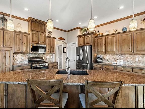 5th image of 212 Firethorn Dr