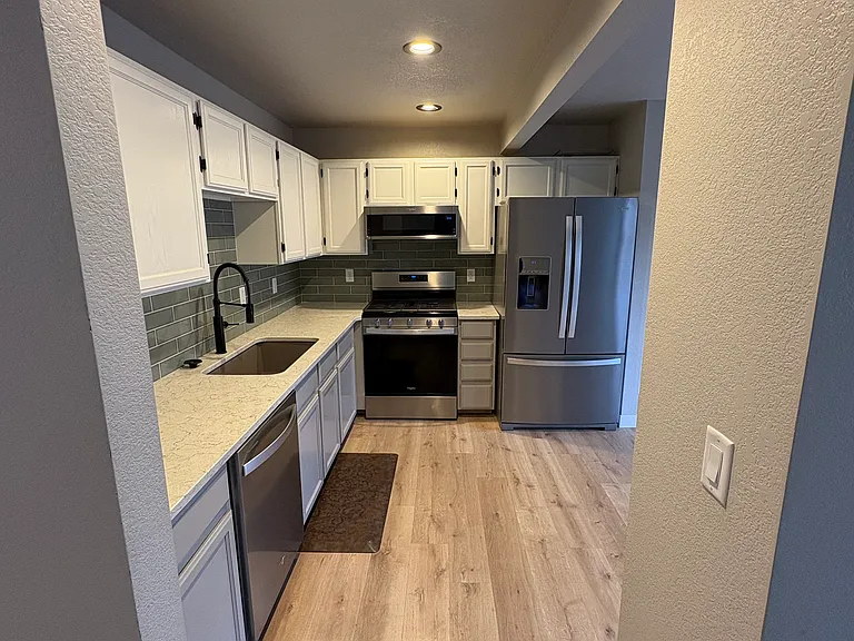104 Crabapple Dr — Photo 4