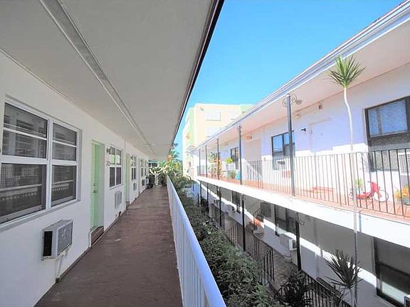 4th image of 6930 Byron Ave #202