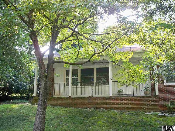 2nd image of 809 Woodbine Pl NE