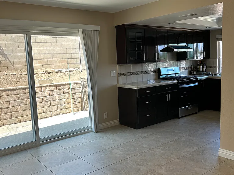 912 Redlen Ave — Photo 2