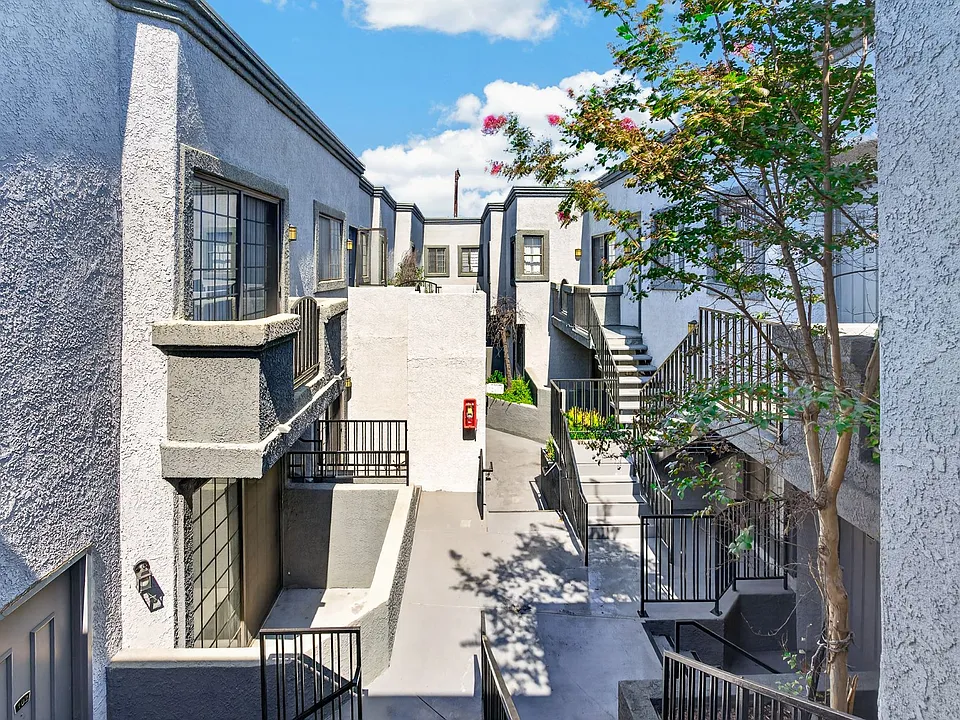 520 N. Hollywood Way