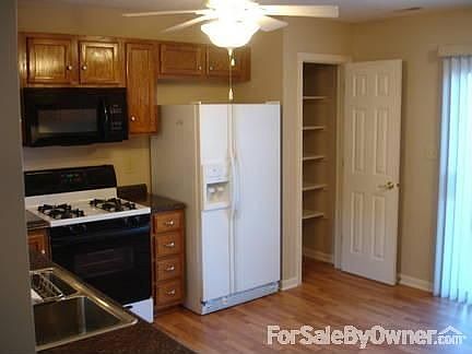 Kitchen with big pantry
						:
						New wood laminate floor