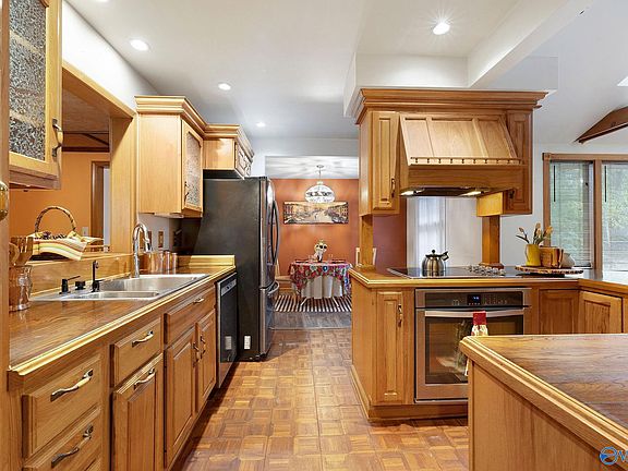 4th image of 913 Woodall Ln NW