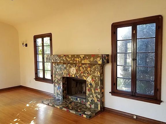 Livingroom, working fireplace