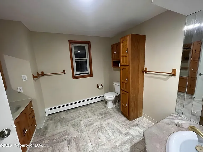 260 E Grove St — Photo 9