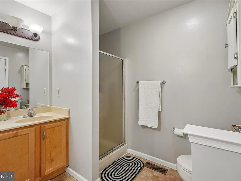 390 Auburn Ct — Photo 14