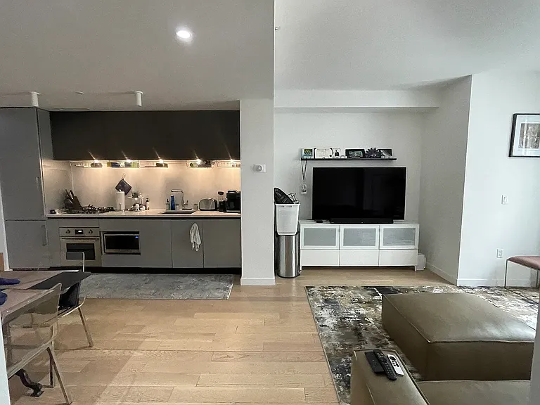 540 W 49th St #CY4S — Photo 5
