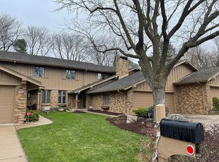 10266 Fieldcrest Dr, Omaha, NE 68114