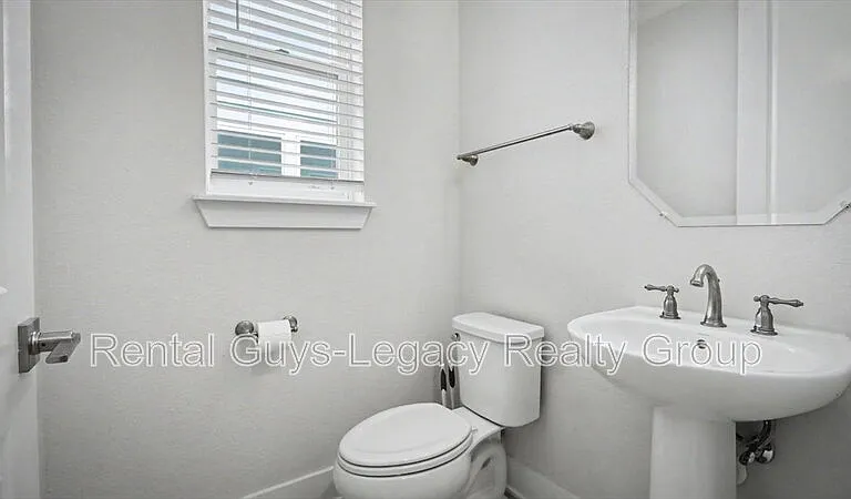 409 Crestview Dr — Photo 13