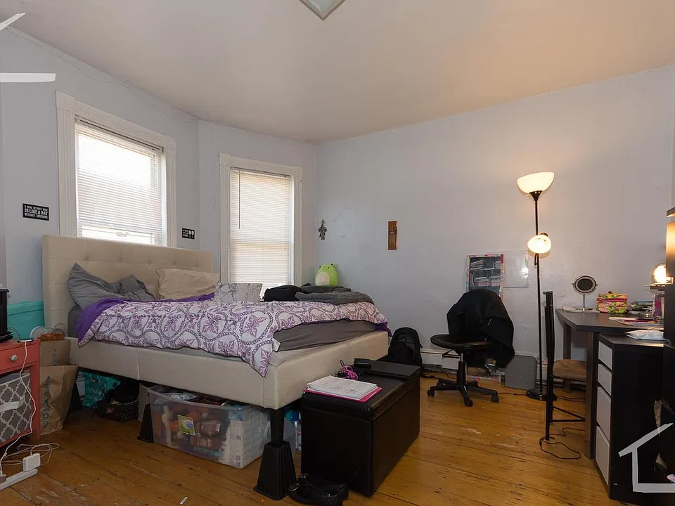 160 Hillside St #2B