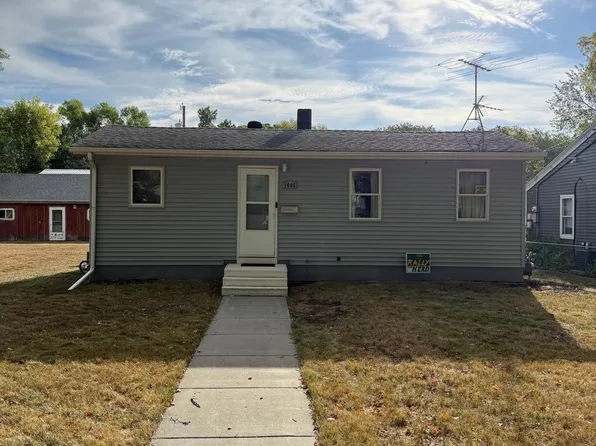 1605 9th St N, Fargo, ND 58102