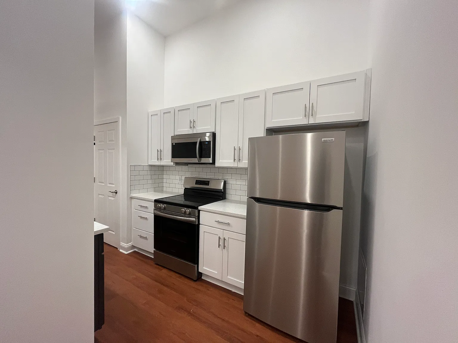 1 bed, 950 sqft, $2,300 — Photo 2
