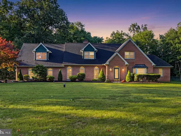 8 Timber Brook Dr, Quakertown, PA 18951