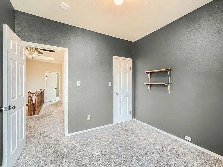 823 E 22nd Ave — Photo 16
