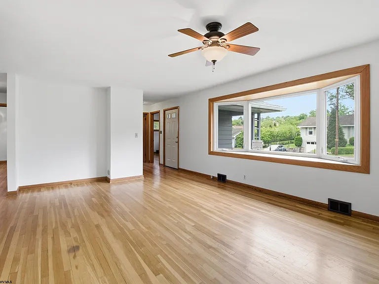 1217 Corvet Ave — Photo 6