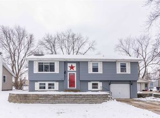 823 Lilac Ln, Cedar Falls, IA 50613