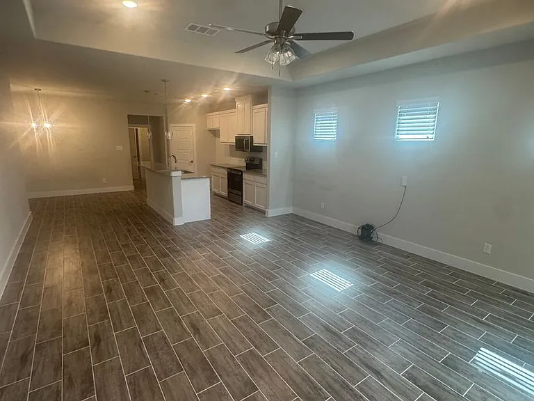 684 The Cottages Dr — Photo 3