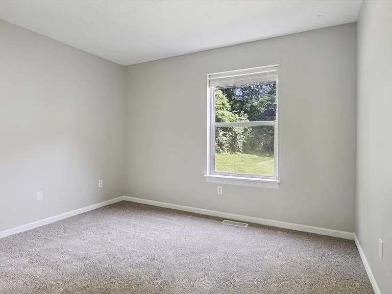 Hunter's Pond Apartments — Photo 10