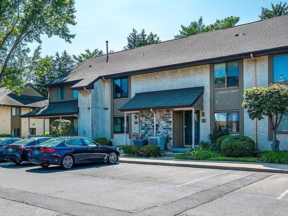 3rd image of 160 Hampshire Dr