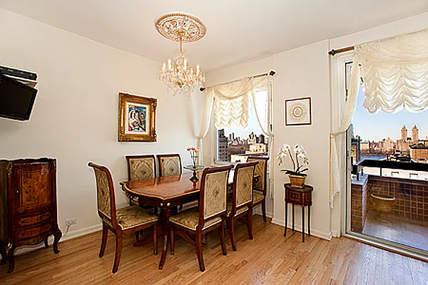 Sold by Adriana Arciello, LREB | media 5