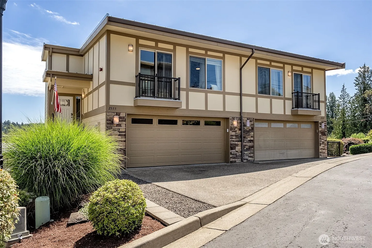 2555 Waterside Lane photo 1