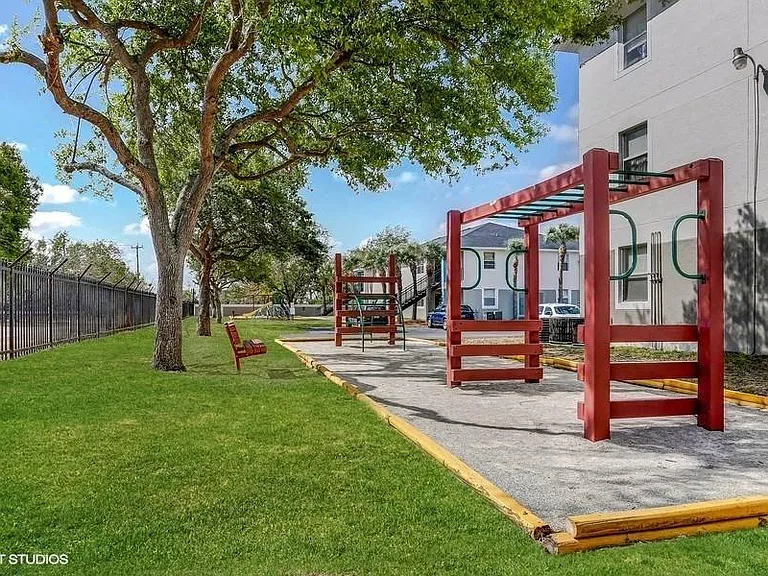 Villa Biscayne Apartments — Photo 3