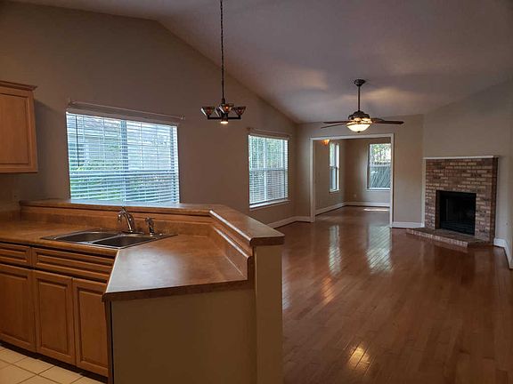 3rd image of 140 Wright Cir