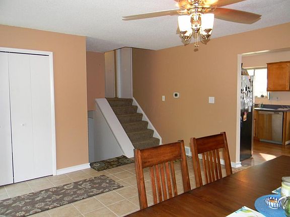4th image of 535 Leacrest Pl E