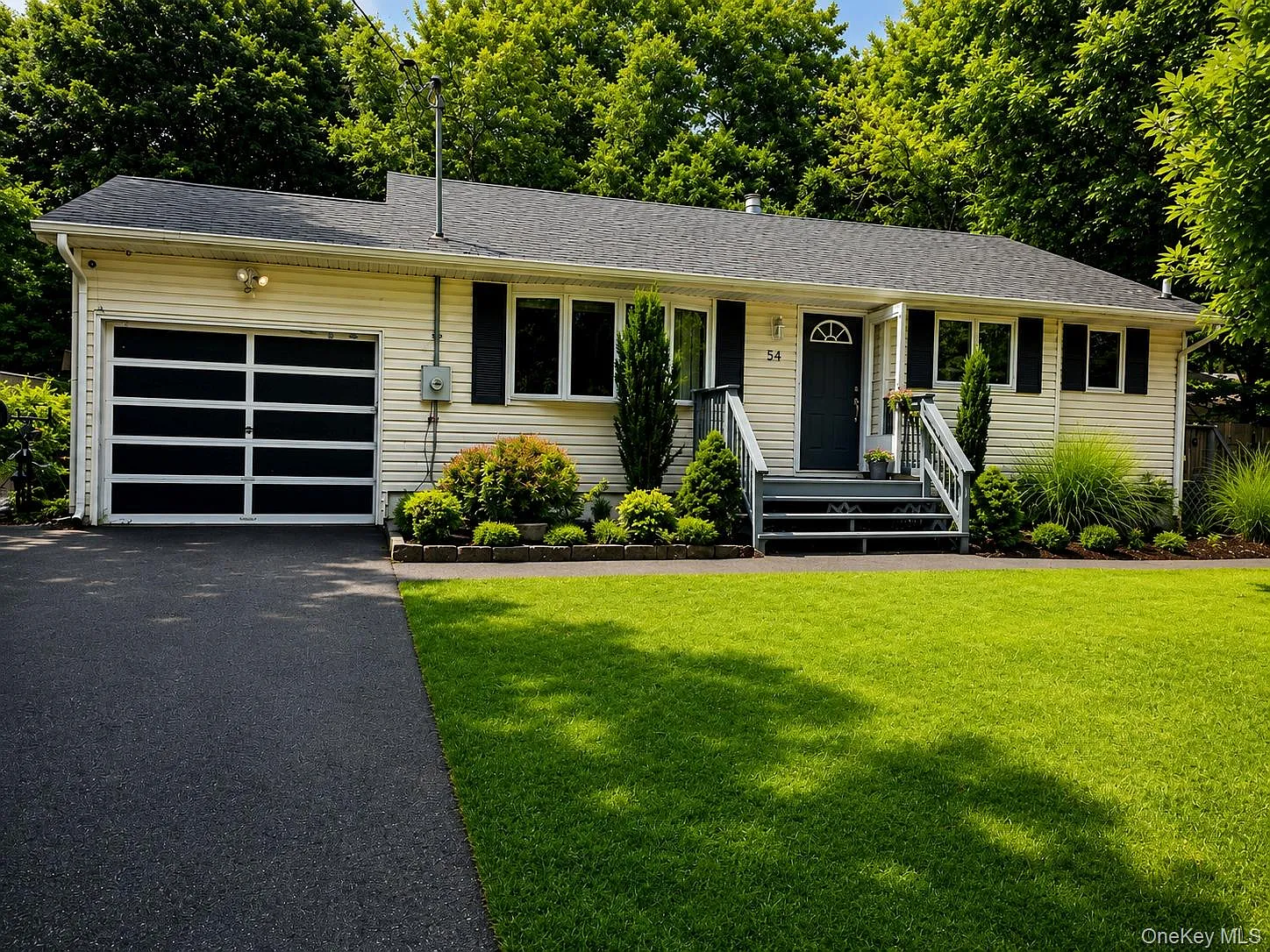 3 bed, 1.0 bath, 981 sqft, $4,200 — Photo 2
