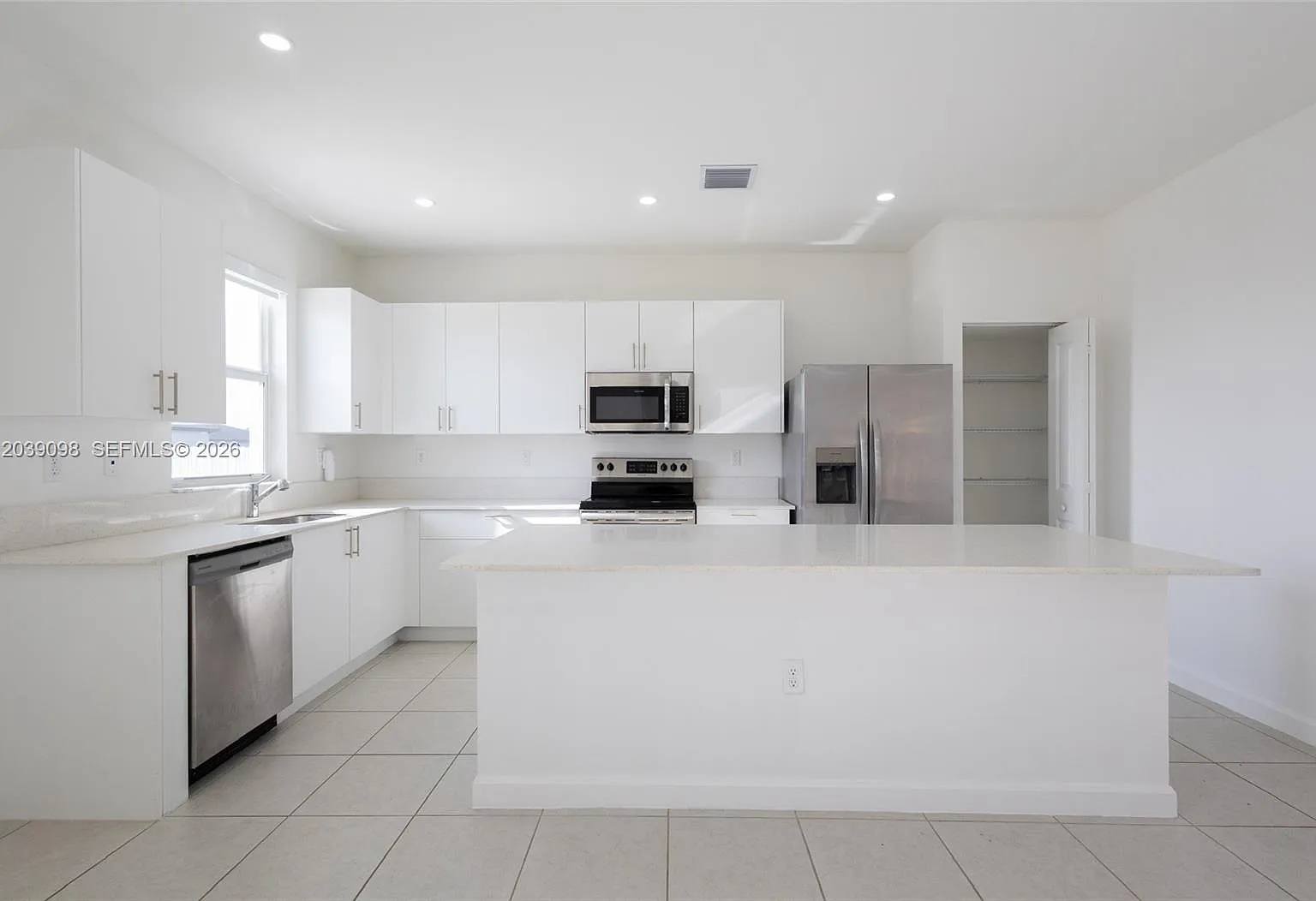 4 bed, 2.5 bath, 2569 sqft, $4,550 — Photo 4