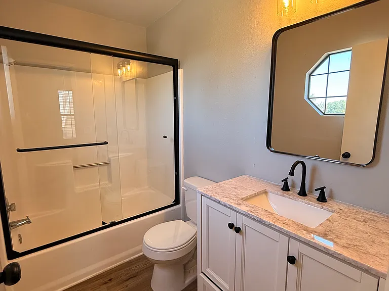 Primary Bedroom's Bathroom