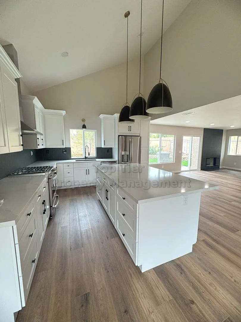 Fully Remodeled 3-Bedroom, 2.5 Bath Home in Shadowridge! — Photo 4