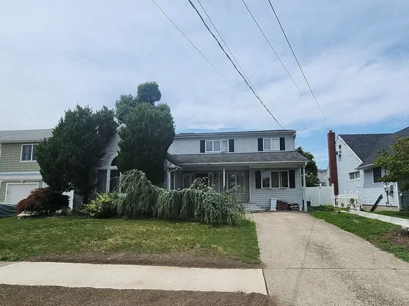 18 Kenneth Ln, North Babylon, NY 11703