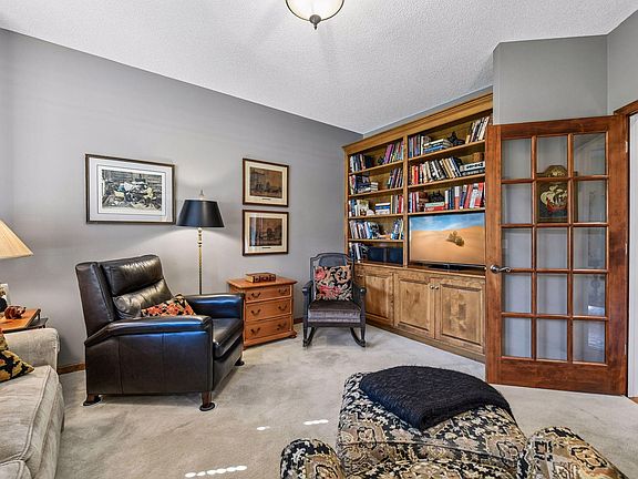 4th image of 635 Waycliffe Dr N