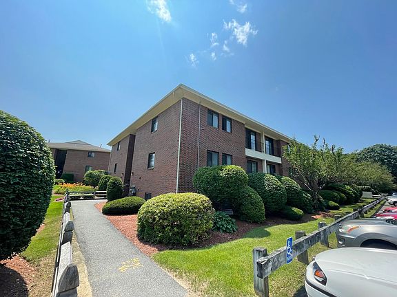 2nd image of 2 Abbott Farm Ln Unit 22