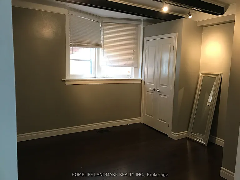 937 Dufferin St #UPPER — Photo 11