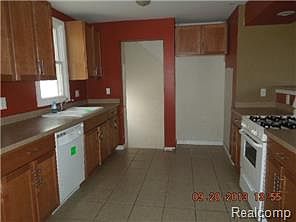 3rd image of 983 Goddard St