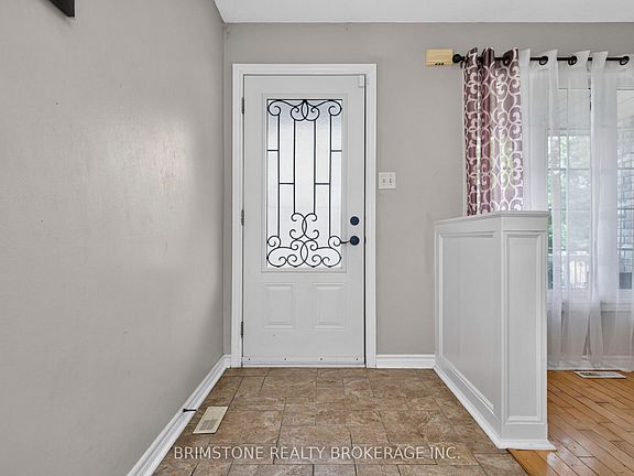 2nd image of 24 Stoneybrook Cres