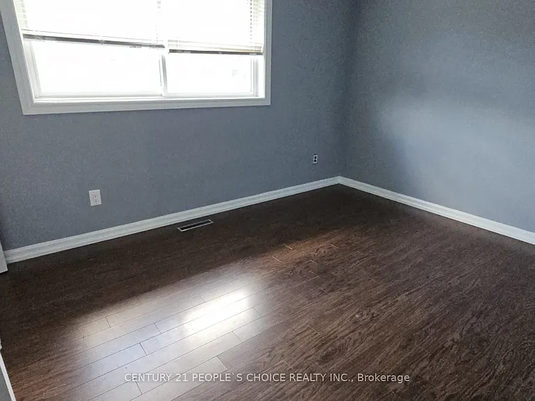 98 Lynbrook Dr — Photo 5