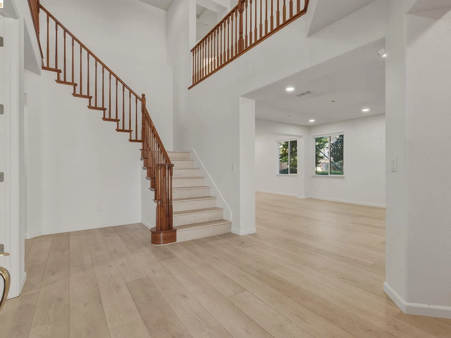 6 bed, 4.0 bath, 3971 sqft, $5,400 — Photo 4