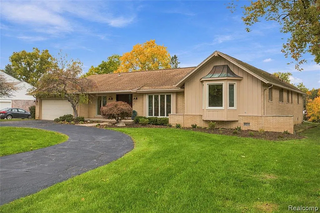 3 bed, 4.0 bath, 3715 sqft, $5,800 — Photo 2
