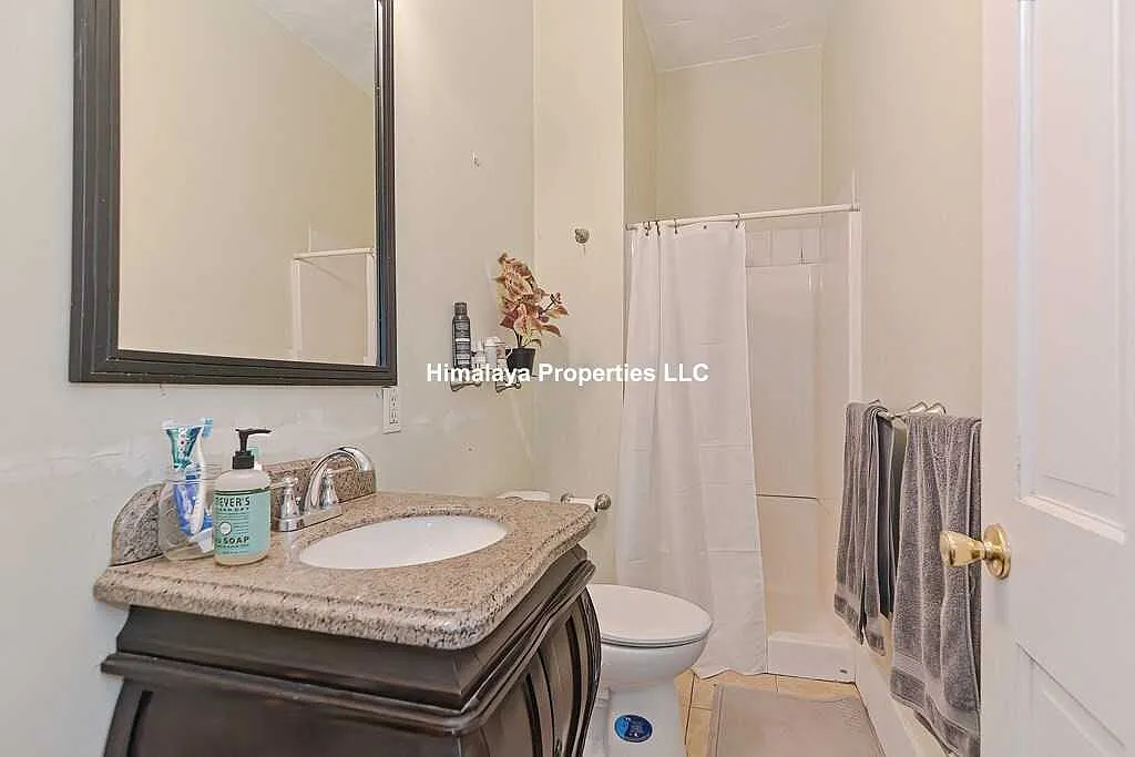 5 bed, $8,800 — Photo 2