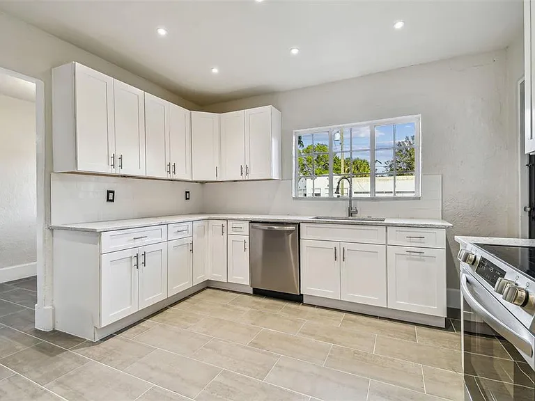 2102 W La Salle St — Photo 28