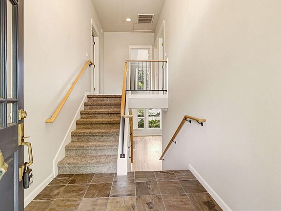 3rd image of 461 Holly St